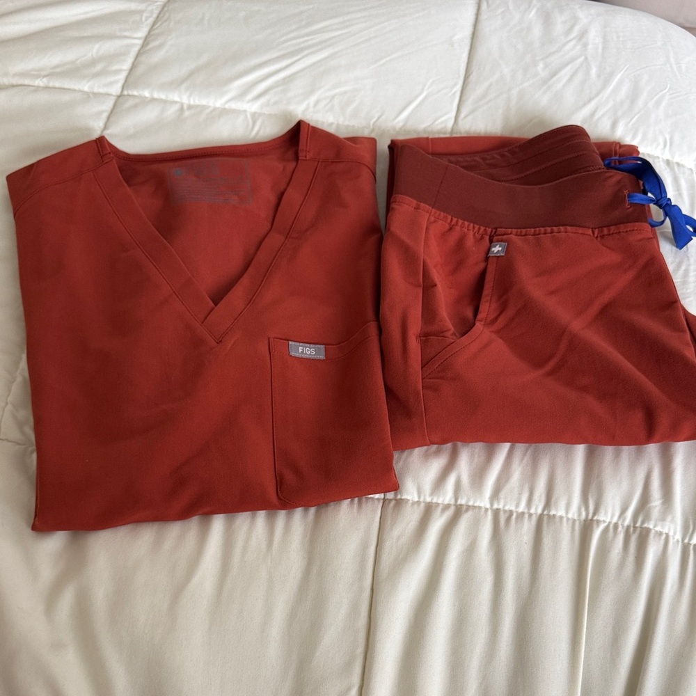 FIGS Auburn Scrub Set